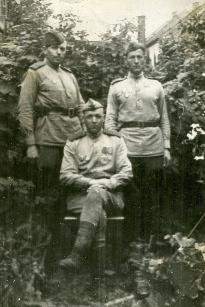 МКУК МТК ЗСМД ОФ 2076-9-2 Зырянов П. И. 1945 г. (в центре).jpg